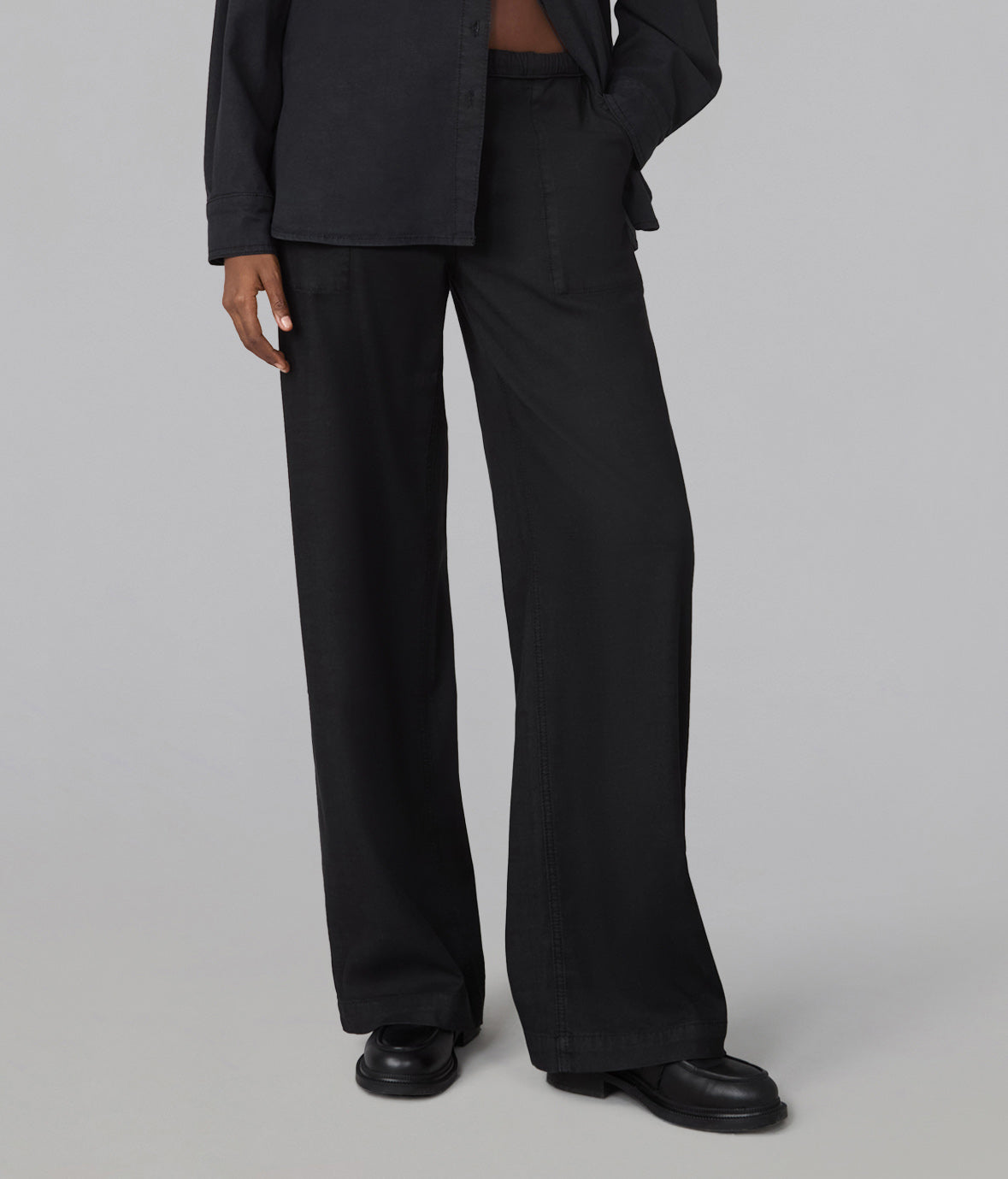 REMY-BLK Mid Rise Wide Leg Trouser