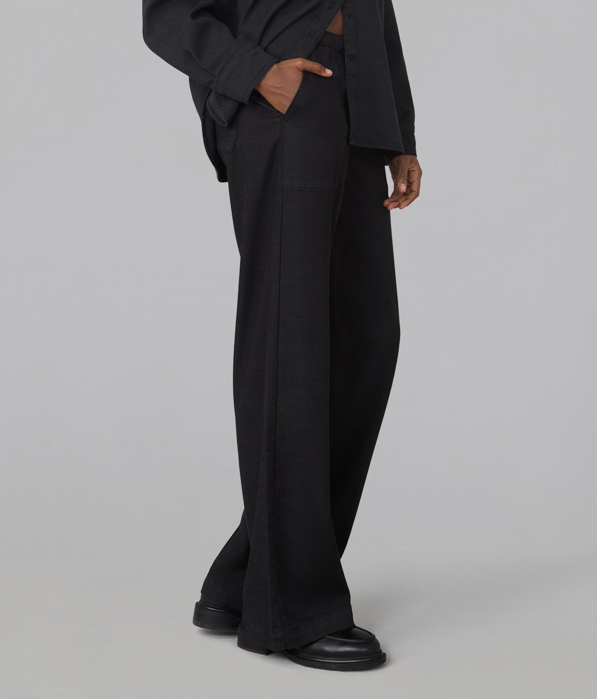 REMY-BLK Mid Rise Wide Leg Trouser